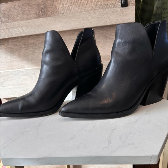 VINCE CAMUTO | Gigietta Bootie - Picture 2 of 9